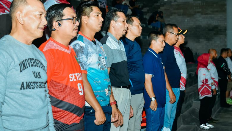 ANGGOTA DPRD BESERTA SEKRETARIS DPRD KABUPATEN NATUNA MENDAMPINGI WAKIL BUPATI NATUNA DALAM PEMBUKAAN TURNAMEN FUTSAL PIALA BUPATI 2024