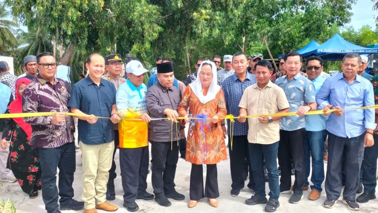 KETUA DAN ANGGOTA DPRD KABUPATEN NATUNA HADIRI PERESMIAN DAN SERAH TERIMA PERUMAHAN SWADAYA PUAK KEPADA MASYARAKAT PENERIMA