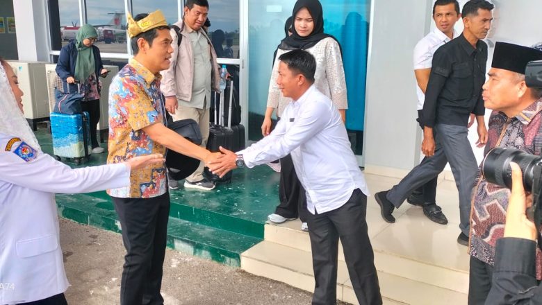 KETUA DAN WAKIL KETUA DPRD KABUPATEN NATUNA SAMBUT KEDATANGAN TIM KOMISI II DPRD RI