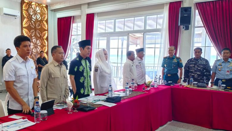 KETUA, WAKIL KETUA, BERSAMA KETUA KOMISI I,II, DAN III DPRD KABUPATEN NATUNA MENGHADIRI RAPAT PEMERINTAH KABUPATEN NATUNA BERSAMA TIM KOMISI II DPR RI