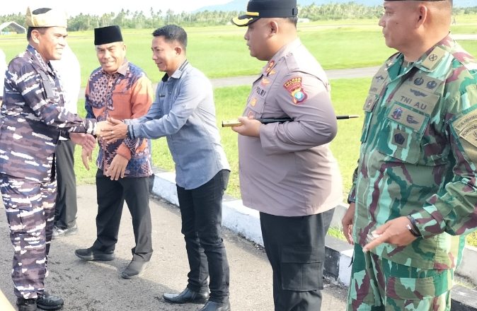 KETUA DPRD KABUPATEN NATUNA SAMBUT KEDATANGAN MENKO POLKAM DAN KASAL