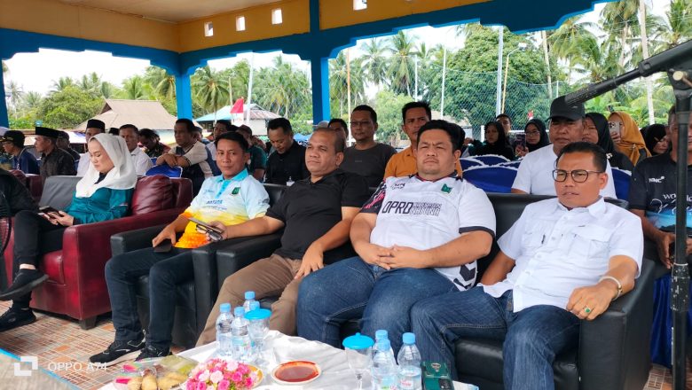 PIMPINAN DAN ANGGOTA DPRD KABUPATEN NATUNA HADIRI PEMBUKAAN TURNAMEN HUT DESA KELANGA KE-108