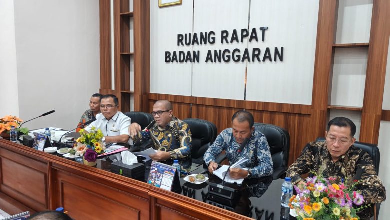 KOMISI III DPRD KABUPATEN NATUNA GELAR RAPAT DENGAR PENDAPAT DENGAN KABAG PEREKONOMIAN DAN SDA SETDA KABUPATEN NATUNA, DIREKTUR PDAM TIRTA NUSA, DAN HIMPUNAN MAHASISWA ISLAM KABUPATEN NATUNA